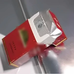 Maço de cigarros vermelho aberto com forro interior de folha prateada